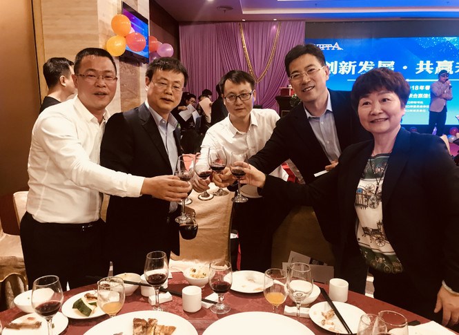 WIFFA深圳會(huì )長(cháng)朱艷軍（左2），WIFFA理事長(cháng)康樹(shù)春（右2）與WIFFA秘書(shū)長(cháng)李玲（右1）。