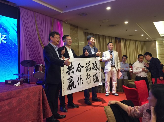 本次深圳WIFFA會(huì )議的精神：砥礪前行，合作共贏(yíng)！深圳會(huì )長(cháng)朱艷軍（左1）和WIFFA理事長(cháng)康樹(shù)春（左3）。