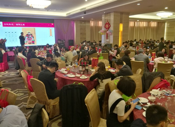 WIFFA大會(huì )邀請著(zhù)名作家李海波院長(cháng)進(jìn)行演講！并簽名贈書(shū)“道商智慧”。