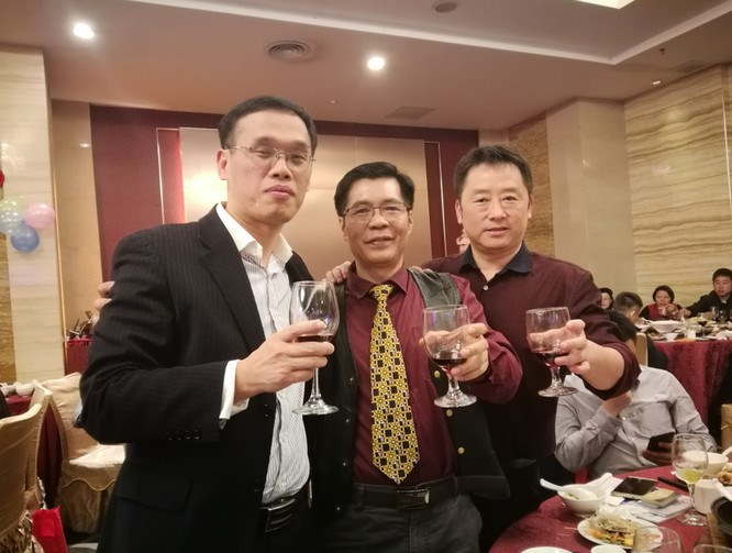 廈門(mén)荊藝科技有限公司總經(jīng)理鄭志鵬（左1），通用運費網(wǎng)董事長(cháng)黃炳軒（中），攜運網(wǎng)CEO陳志慶（右）。