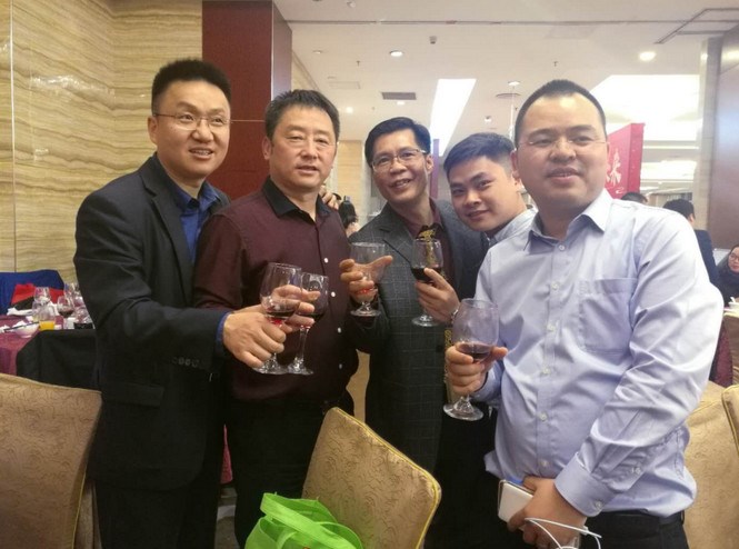 其中海盛威總經(jīng)理鄭明松（左1），攜運網(wǎng)CEO陳志慶（左2），通用運費網(wǎng)董事長(cháng)黃炳軒（中），甲必丹會(huì )長(cháng)張桅（右）。