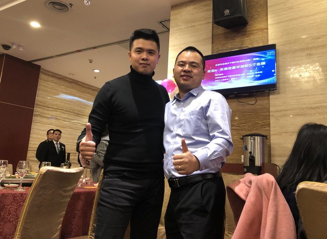 廣東華?？偨?jīng)理黃偉強（左），甲必丹會(huì )長(cháng)張桅（右）。